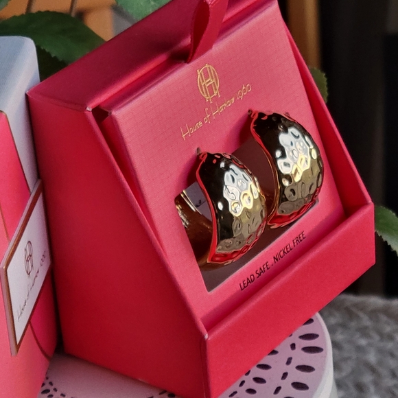 NEW House of Harlow 1960 hammered gold tone thick hoop crescent shaped earrings - Picture 4 of 11